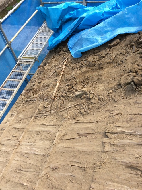 続旧家の表門の瓦の葺き替え工事